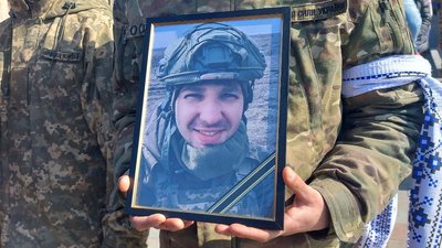 "Поводилися як справжні герої". У Конотопі на Сумщині поховали шістьох бійців територіальної оборони "Поводилися як справжні герої". У Конотопі на Сумщині поховали шістьох бійців територіальної оборони