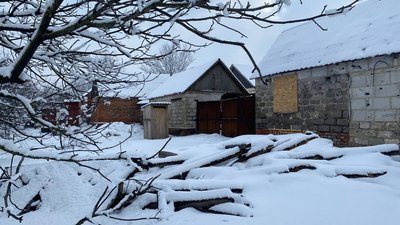 "Хто бігає в погріб, а в погребі ж не сховаєшся": як живуть жителі селища Велика Писарівка під обстрілами
