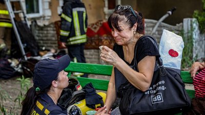 Психологиня ДСНС втішає жінку під час пожежі в Основ'янському районі Харкова