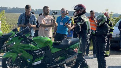 Алек та Ольга готуються до заїзду Алек та Ольга готуються до заїзду