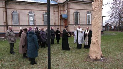 У Рівному в День ЗСУ освятили дерев'яну скульптуру воїну-захиснику У Рівному в День ЗСУ освятили дерев'яну скульптуру воїну-захиснику