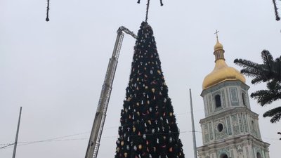 З головної ялинки Києва зняли капелюх. Його перетворять на інсталяцію З головної ялинки Києва зняли капелюх. Його перетворять на інсталяцію