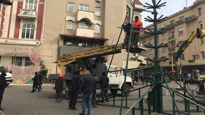 У Франківську почали встановлювати новорічну ялинку У Франківську почали встановлювати новорічну ялинку