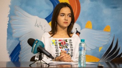 Малюнок дівчинки з Одещини прикрасив стіну Національного коледжу в Сучаві Малюнок дівчинки з Одещини прикрасив стіну Національного коледжу в Сучаві