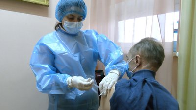 У Луцьку — черги з охочих вакцинуватися від COVID-19