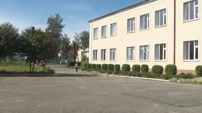 У школі неподалік місця удару 32 вікна наразі затягнуті плівкою. Там уже замовили та планують встановлювати склопакети. У школі неподалік місця удару 32 вікна наразі затягнуті плівкою. Там уже замовили та планують встановлювати склопакети.