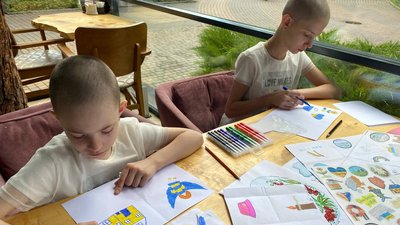 Продає патріотичні стікери: вінницька волонтерка збирає гроші на кардіодатчик для дитячої лікарні Продає патріотичні стікери: вінницька волонтерка збирає гроші на кардіодатчик для дитячої лікарні