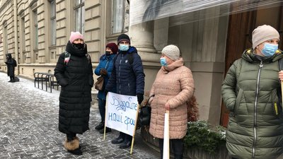 Біля Львівської ОДА протестували медики обласної психіатричної лікарні Біля Львівської ОДА протестували медики обласної психіатричної лікарні