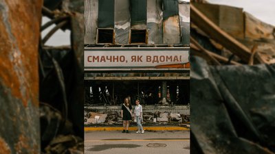 Фотограф з Івано-Франківська відзняв випускників на руїнах Чернігова Фотограф з Івано-Франківська відзняв випускників на руїнах Чернігова