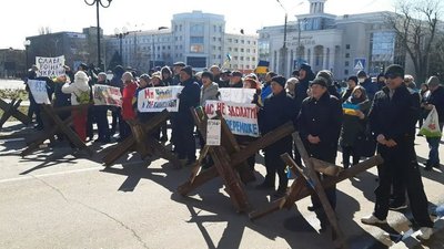 Перший мітинг проти окупації РФ у Херсоні: як це було Перший мітинг проти окупації РФ у Херсоні: як це було