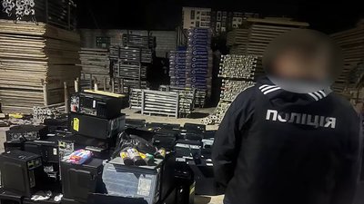 У Луцьку поліція викрила шахрайський кол-центр із щомісячним доходом понад 500 тисяч доларів У Луцьку поліція викрила шахрайський кол-центр із щомісячним доходом понад 500 тисяч доларів