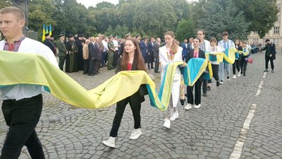 Ужгородці пройшли ходою зі 100-метровим прапором Ужгородці пройшли ходою зі 100-метровим прапором