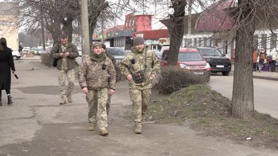 ТЦК роздають повістки: як реагують чоловіки на Черкащині