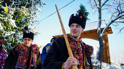 "Проживіть. Прослухайте, прочуйтеся!". Репортаж про коляду й Різдво в Криворівні "Проживіть. Прослухайте, прочуйтеся!". Репортаж про коляду й Різдво в Криворівні