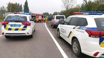 Біля Рівного у ДТП загинуло дві людини, четверо травмованих Біля Рівного у ДТП загинуло дві людини, четверо травмованих