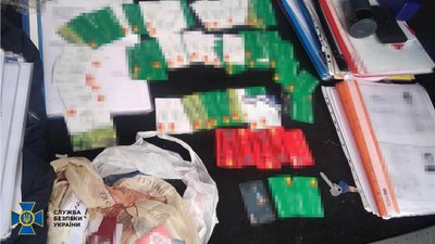 На Житомирщині СБУ заблокувала конвертаційний центр, який вивів у тінь майже 200 мільйонів гривень На Житомирщині СБУ заблокувала конвертаційний центр, який вивів у тінь майже 200 мільйонів гривень