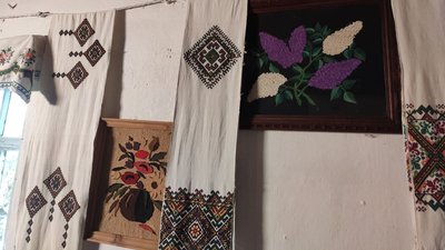 Колекція рушників у бабусиній хаті Колекція рушників у бабусиній хаті