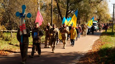 На Чернігівщині попрощалися з трьома бійцями, які загинули в боях за Харків та Херсон На Чернігівщині попрощалися з трьома бійцями, які загинули в боях за Харків та Херсон