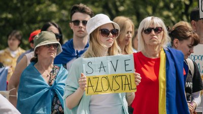Українці мітингували під штаб-квартирою ООН у Відні з вимогою допомогти пораненим на "Азовсталі" Українці мітингували під штаб-квартирою ООН у Відні з вимогою допомогти пораненим на "Азовсталі"