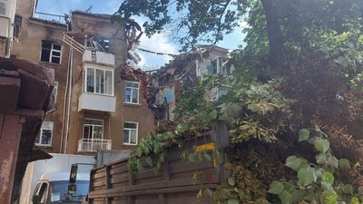 У Сумах триває ліквідація наслідків удару безпілотників по багатоповерховому будинку У Сумах триває ліквідація наслідків удару безпілотників по багатоповерховому будинку