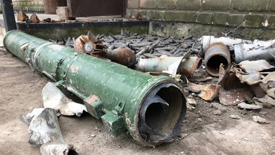 Поза цивілізацією. На Херсонщині подружжя намагається відновити життя в селі після російських обстрілів Поза цивілізацією. На Херсонщині подружжя намагається відновити життя в селі після російських обстрілів