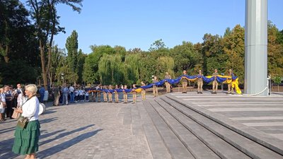 У Кривому Розі підняли синьо-жовтий прапор на висоту 72 метри У Кривому Розі підняли синьо-жовтий прапор на висоту 72 метри