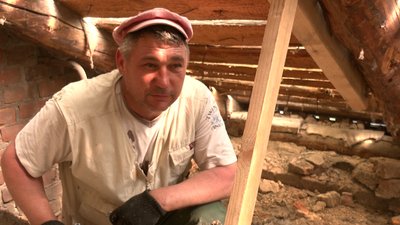 Ремонтують дахи і склять вікна: хмельницькі комунальники приїхали до Чернігова відновлювати пошкоджені будинки Ремонтують дахи і склять вікна: хмельницькі комунальники приїхали до Чернігова відновлювати пошкоджені будинки