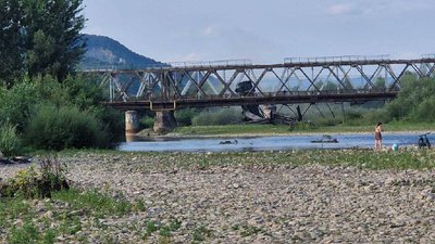 На Закарпатті обвалився міст через річку Тересва На Закарпатті обвалився міст через річку Тересва