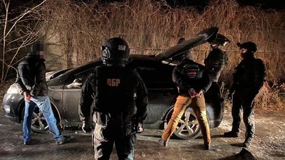Тримали людину в гаражі та вимагали гроші: ДБР затримало трьох поліцейських