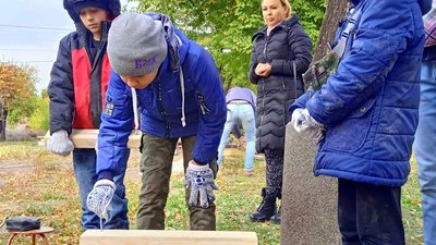 Практика просто неба. У Кривому Розі юні майстри показують свої вміння, ремонтуючи лавочки в сквері Практика просто неба. У Кривому Розі юні майстри показують свої вміння, ремонтуючи лавочки в сквері