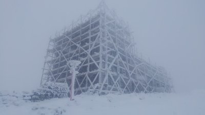 У Карпатах засніжило: гору Піп Іван замело снігом