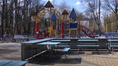 Зламані лавки, гойдалки в солідолі: у Дніпрі не вперше псують дитмайданчик, поліція почала перевірку