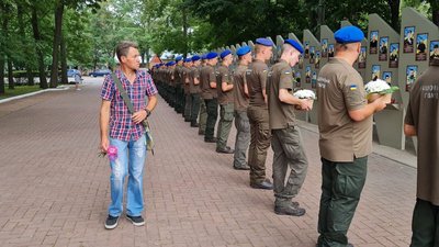 "Ми нагадуємо жителям, що у нас війна". У Кропивницькому відбулась Хода пам'яті "Ми нагадуємо жителям, що у нас війна". У Кропивницькому відбулась Хода пам'яті