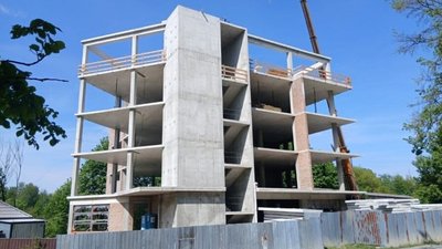 Багатоповерхова споруда на етапі зведення будівлі