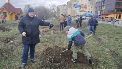 Батьки загиблих атовців висадили фруктовий сад в Івано-Франківську Батьки загиблих атовців висадили фруктовий сад в Івано-Франківську