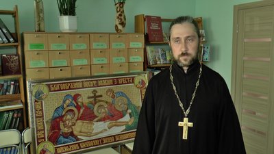 "Більше 200 тисяч штук намистинок". У Полтаві майстрині завершили вишивати плащаницю для храму