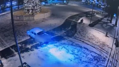 Водій дрифтує біля головної ялинки Львова