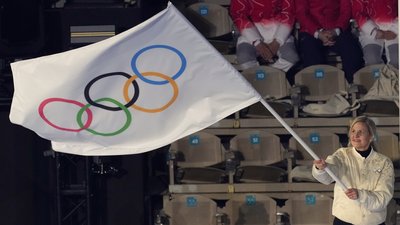 Кірсті Ковентрі з олімпійським прапором