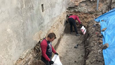Під час досліджень монастиря шариток у Луцьку відшукали 300 археологічних знахідок Під час досліджень монастиря шариток у Луцьку відшукали 300 археологічних знахідок