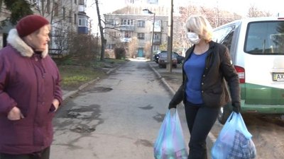 На Харківщині волонтери збирають продуктові набори для літніх людей