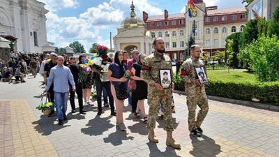 У Луцьку попрощалися з військовими Артемом Асматовим і Русланом Лещенком