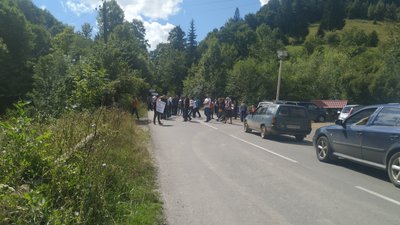 На Косівщині люди перекрили дорогу: просять не закривати сільську гімназію На Косівщині люди перекрили дорогу: просять не закривати сільську гімназію