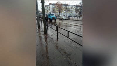 Аварія на водогоні – у Житомирі через порив труби затопило водою перехрестя Київської та Хлібної Аварія на водогоні – у Житомирі через порив труби затопило водою перехрестя Київської та Хлібної