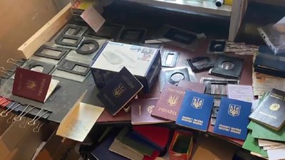 Посвідчення, довідки та дипломи. На Прикарпатті затримали людей, які підробляли документи