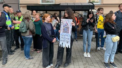 "Дністер вийшов з берегів". У Франківську люди вимагають розісклити колонаду готелю "Дністер вийшов з берегів". У Франківську люди вимагають розісклити колонаду готелю