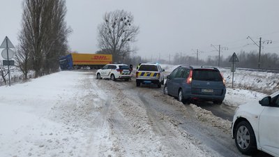 На Волині вантажівка перегородила дорогу. Трасу заблоковано На Волині вантажівка перегородила дорогу. Трасу заблоковано