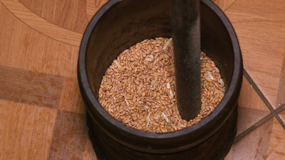 Пшеницю на кутю товчуть у ступі Пшеницю на кутю товчуть у ступі
