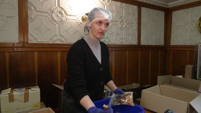 У Долині на Франківщині працівники закладів культури готують сухі борщі для українських солдатів У Долині на Франківщині працівники закладів культури готують сухі борщі для українських солдатів