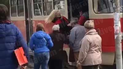 У Києві жінку без маски проривалась до трамвая. Її не пустили