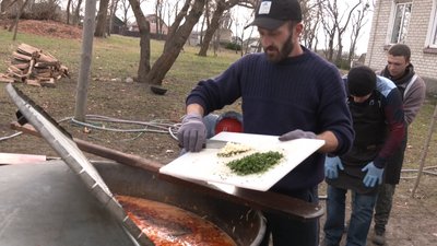 Волонтери гарячі обіди жителі деокуповане село Студенок Харківська область Волонтери гарячі обіди жителі деокуповане село Студенок Харківська область